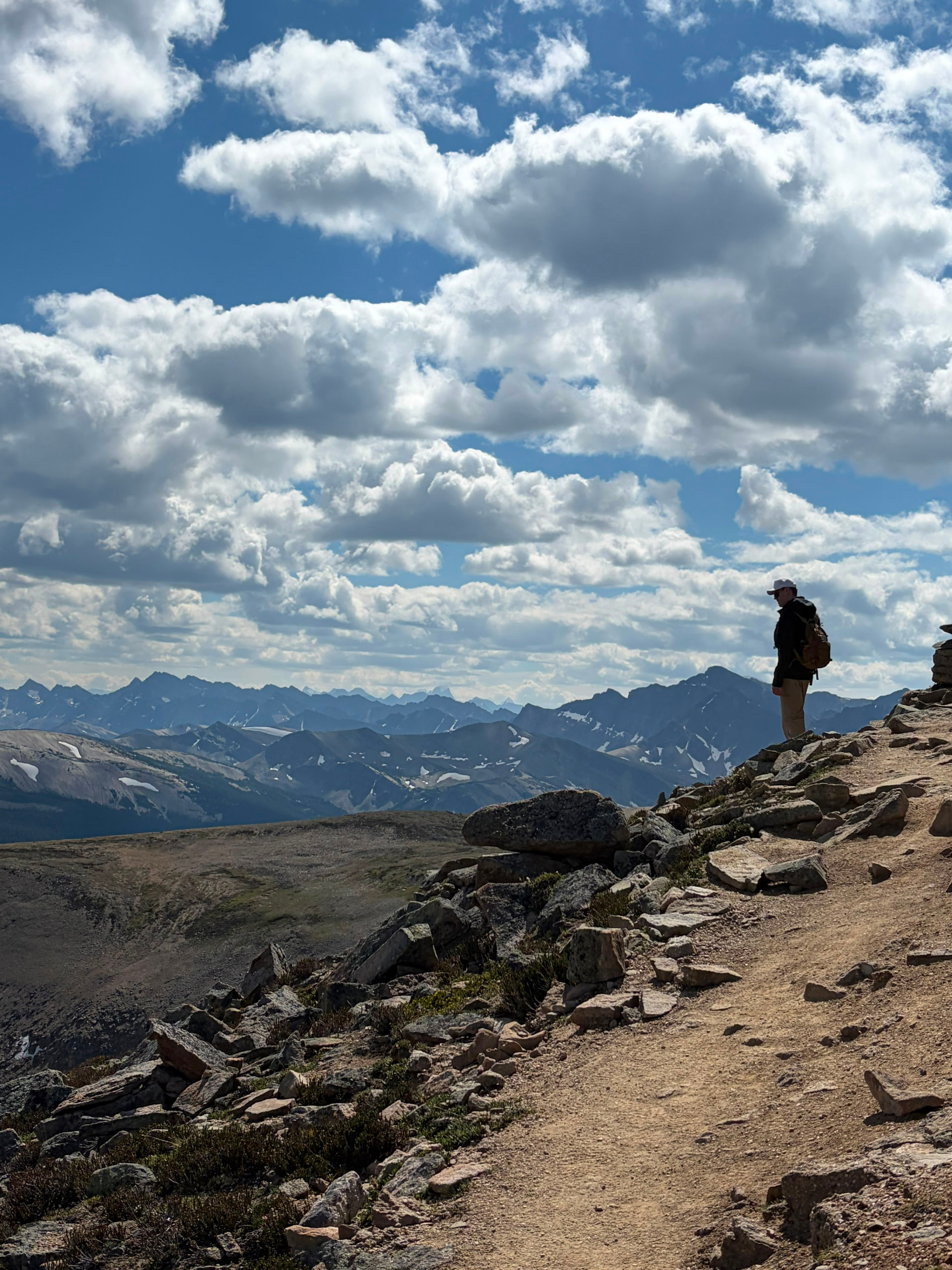 Steiniger Höhenrücken vor einem weiten Panorama der kanadischen Rocky Mountains