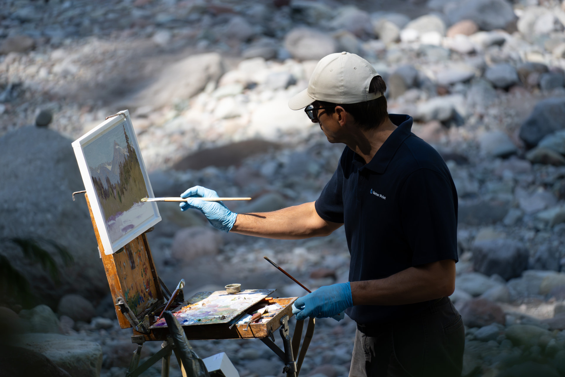 Maler mit Pinsel, Staffelei und Palette am Cheekye River Lookout