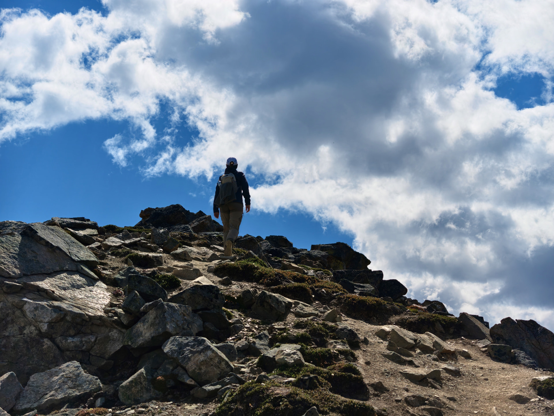 Wanderer steigt auf einem steinigen Pfad zum Bald Hills Peak auf