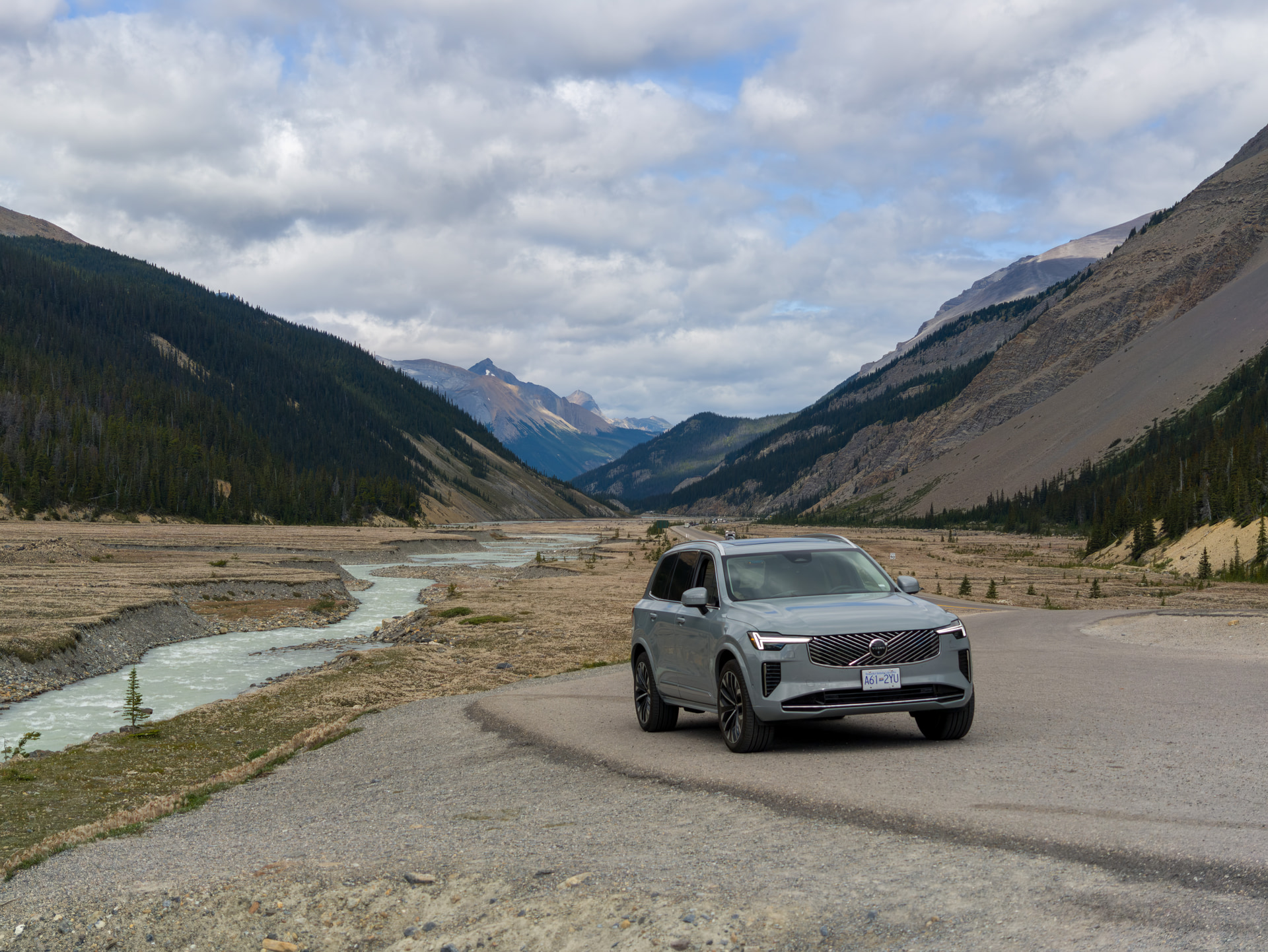 Mietwagen an einem Aussichtspunkt über dem Icefields Parkway mit weitem Bergtal in Blickrichtung Norden