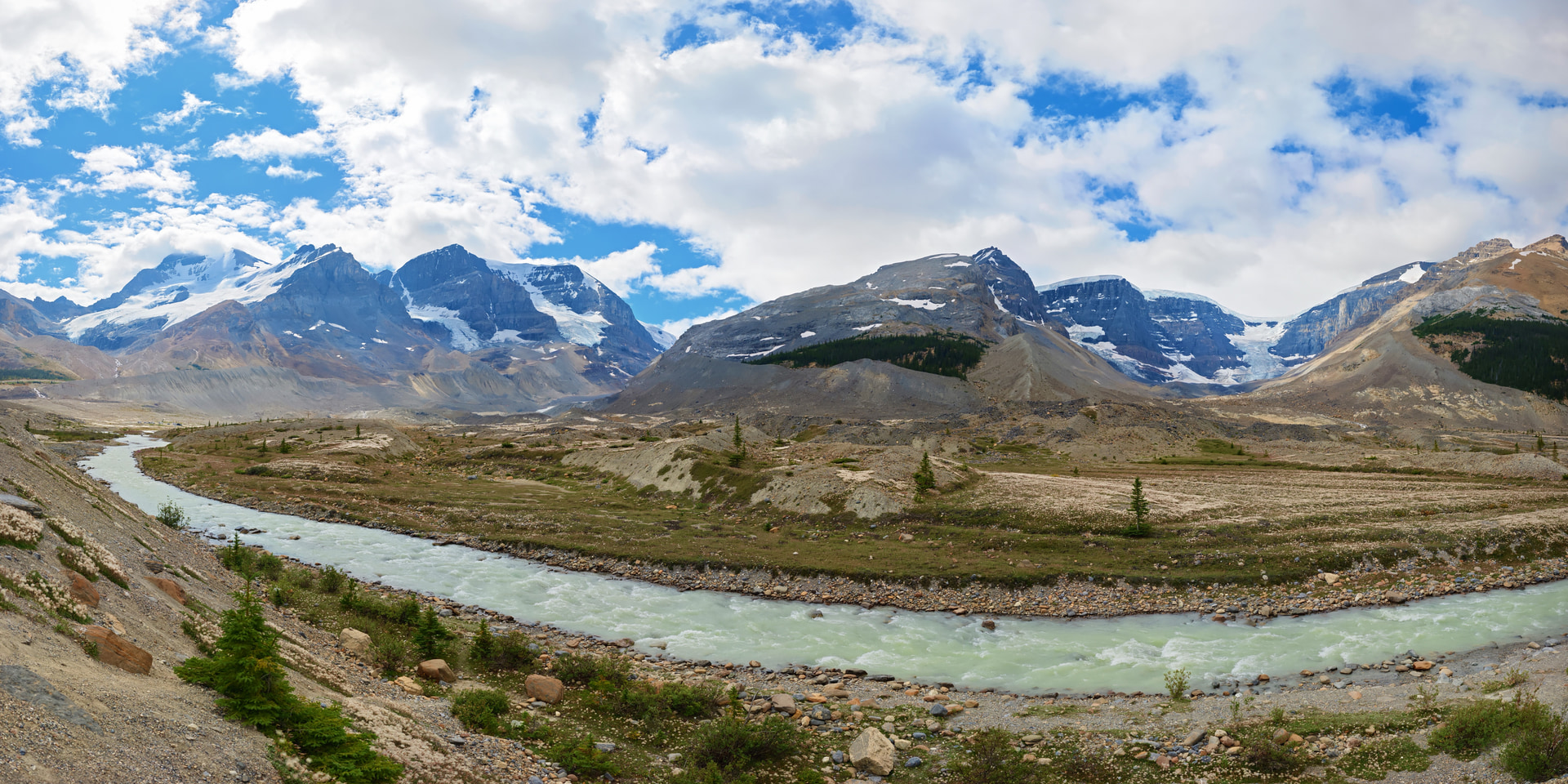 Panorama mit Gletscherfluss und vergletscherten Bergen am Columbia Icefield