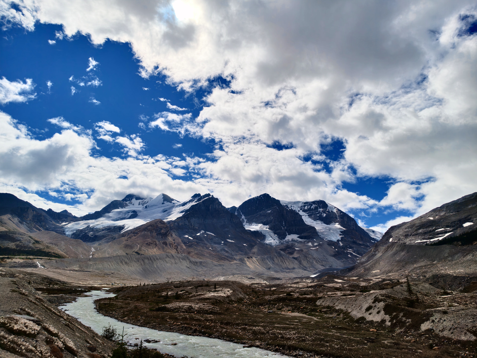 Gletscherfluss vor hohen vergletscherten Gipfeln am Columbia Icefield