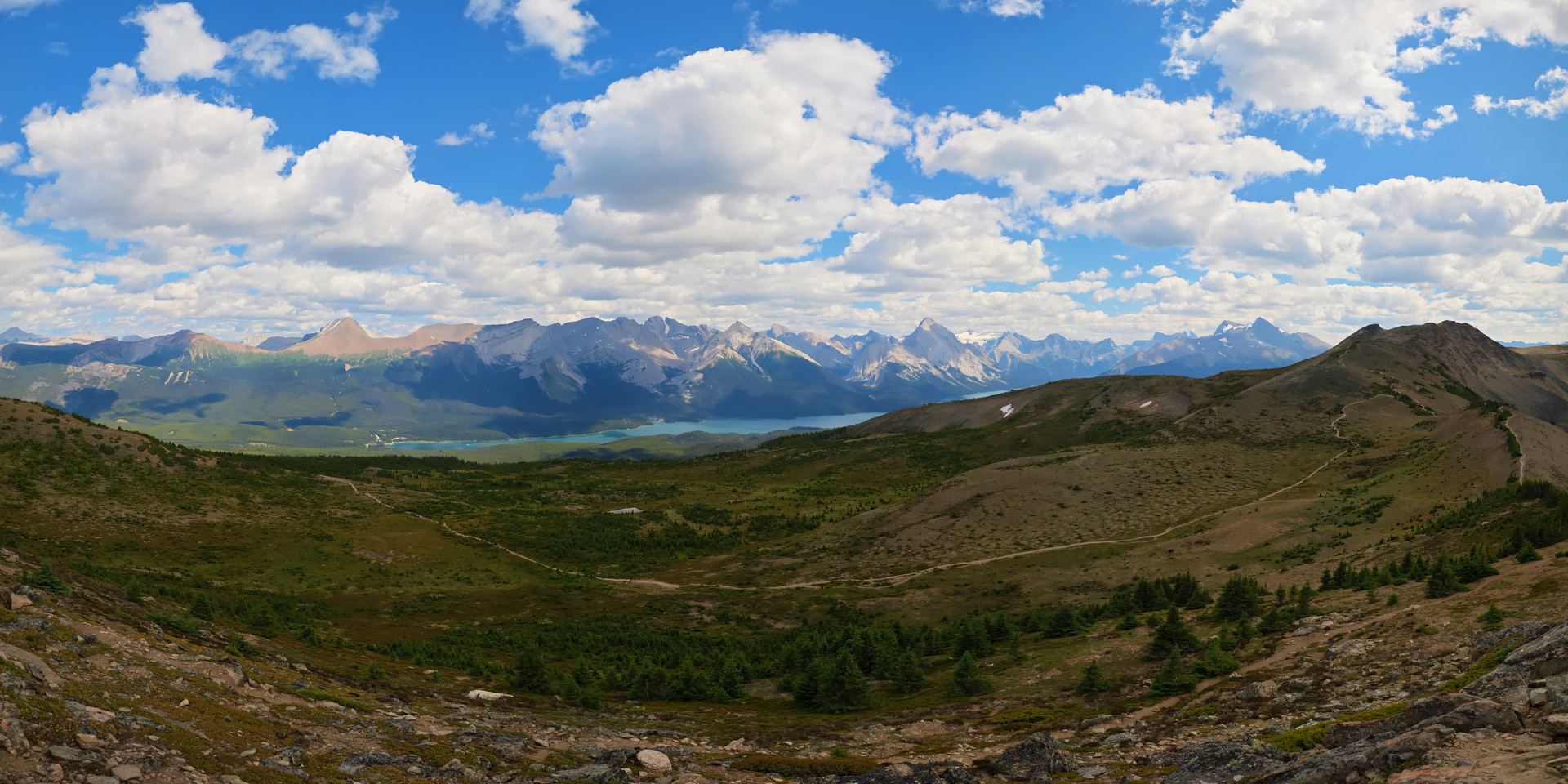 Weiter Blick von den Bald Hills über den Maligne Lake und die umliegenden Berge