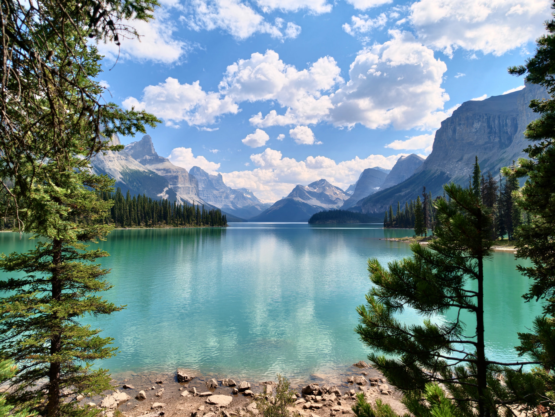 Maligne Lake mit Spirit Island am rechten Ufer und Bergen im Hintergrund