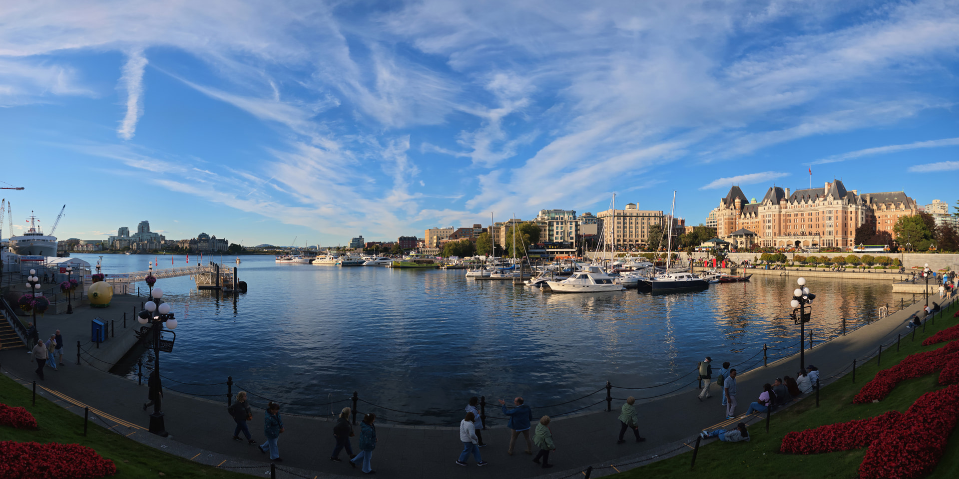 Panorama des Inner Harbour von Victoria mit Booten, Uferpromenade und Fairmont Empress