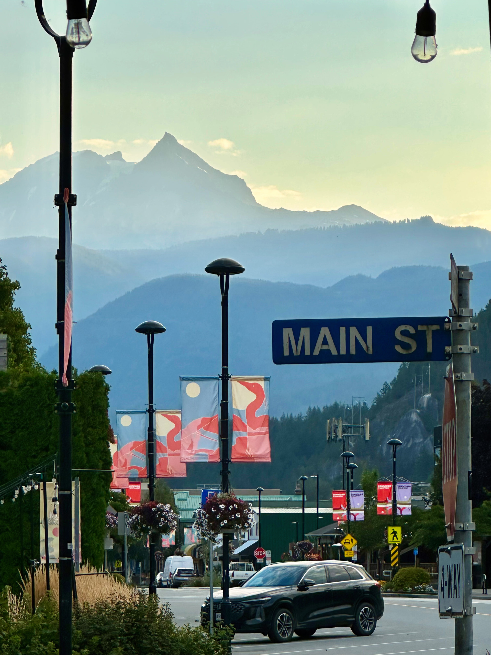 Straßenszene an der Main Street in Squamish mit Mount Garibaldi im Hintergrund